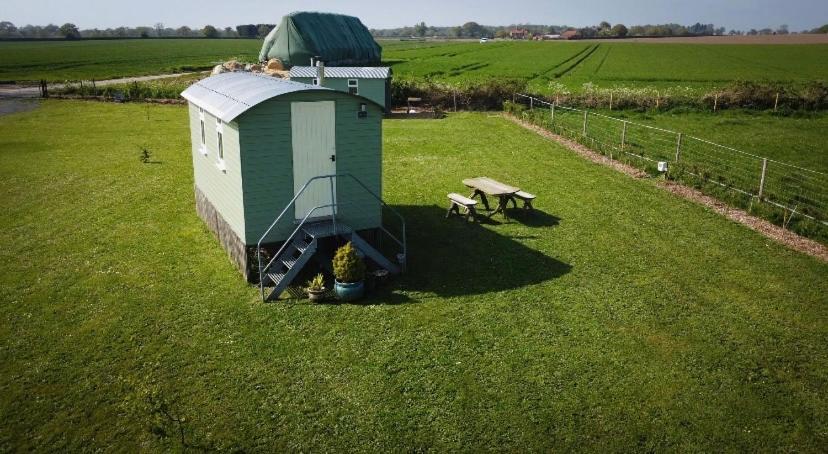 Отель Maple Hut Four Acre Farm Эйлшем Экстерьер фото